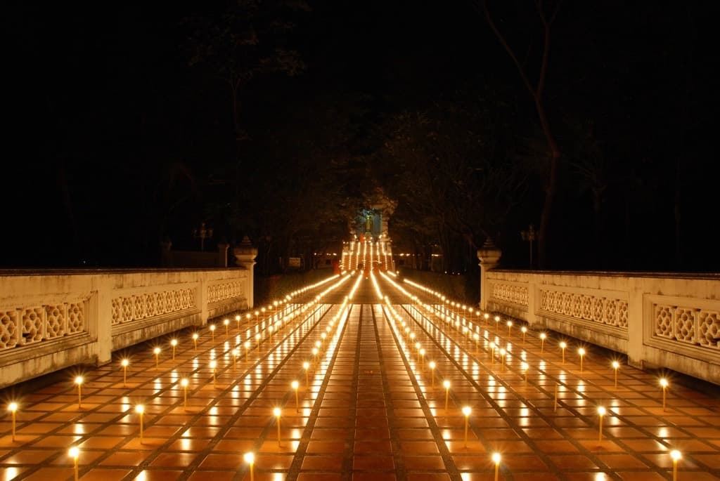 Atmosfera raccolta con candele durante un momento di musica meditativa